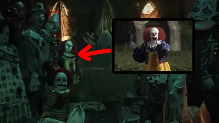 One Of The Clowns Look Like 1990 Version Of Pennywise Played By Tim Curry