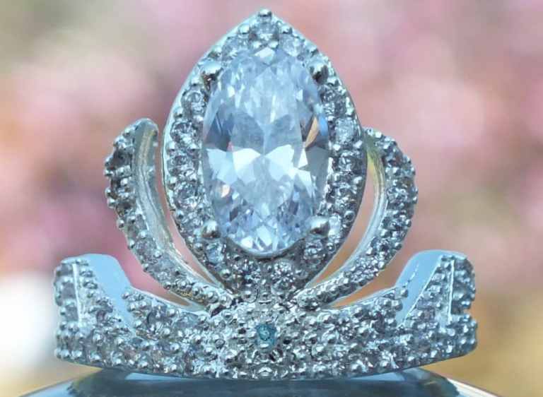 Ring Perfectly Captures Elsa's Personality With Its Icy Blue Stone