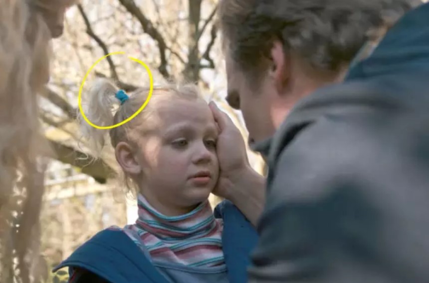 Do you notice Sara's hair band?