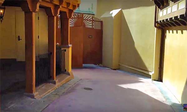 The doors of the entrance or exits to Utilidors are hidden in plain sight